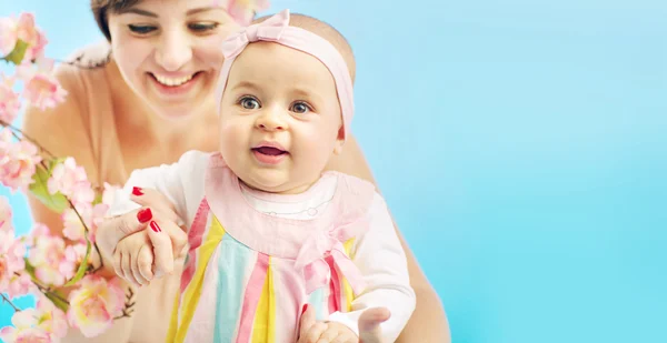 Mujer adorable con su lindo niño — Foto de Stock