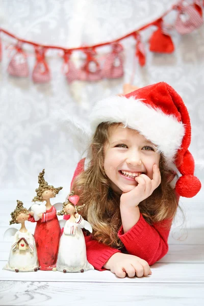 クリスマスを楽しんでいる美しい少女 — ストック写真