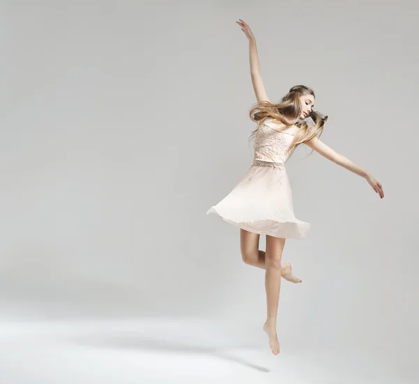 Pretty and young ballet dancer — Stock Photo, Image