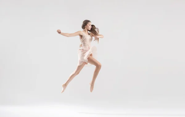 Getalenteerde balletdanser in atletische sprong — Stockfoto