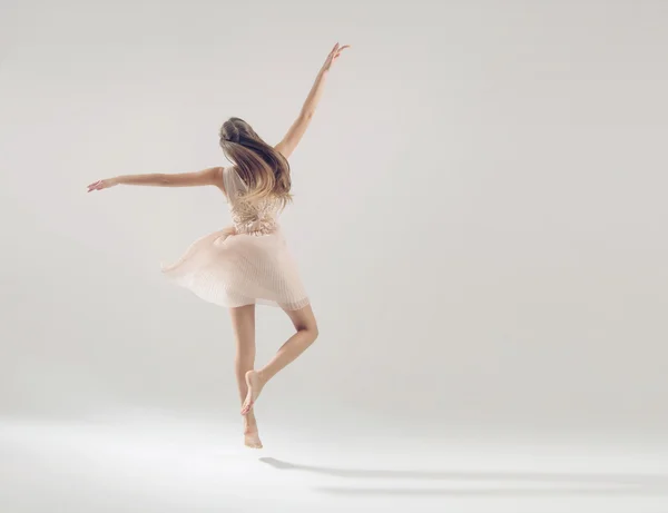 Молодой талантливый спортсмен в балетном танце — стоковое фото