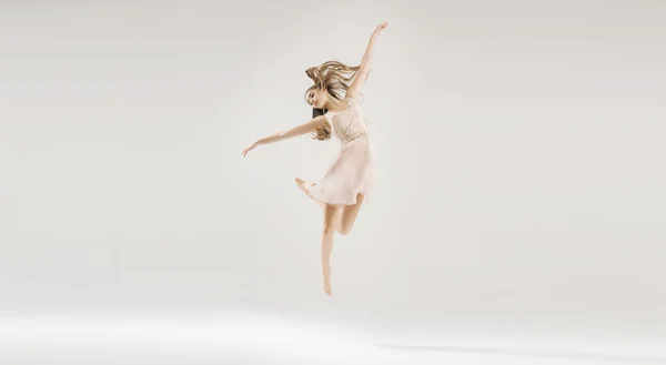 Молодая красивая и талантливая артистка балета — стоковое фото
