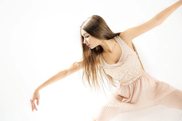 Joven, delicada y talentosa bailarina de ballet —  Fotos de Stock