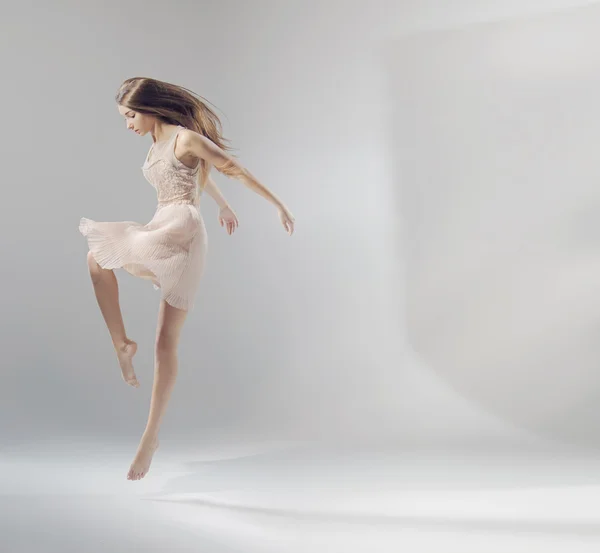 Talentoso jovem dançarino de ballet salto — Fotografia de Stock