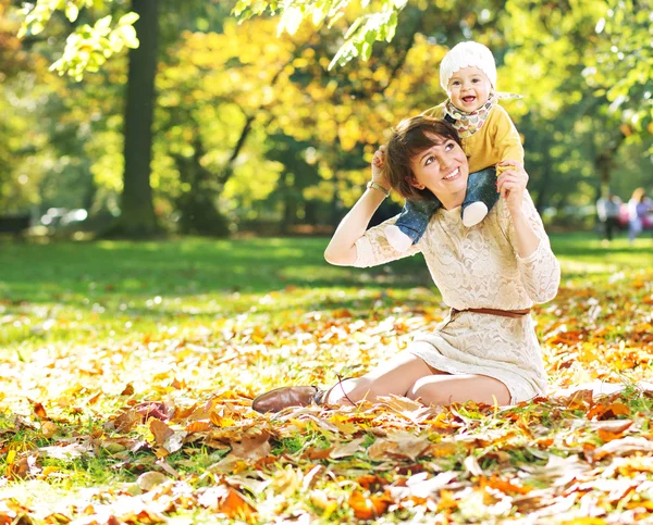 Charmante Mutter spielt mit ihrem Baby — Stockfoto