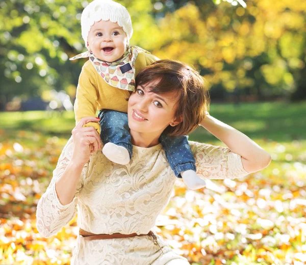 Porträtt av ung mamma bära barn — Stockfoto