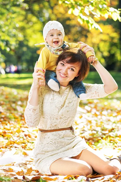 Mulher sorridente com bebê rindo — Fotografia de Stock