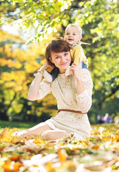 Mãe bonita e seu bebê bonito — Fotografia de Stock