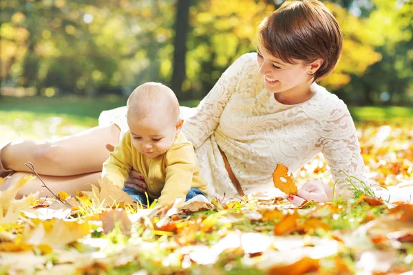 Content que maman s'occupe de son enfant — Photo