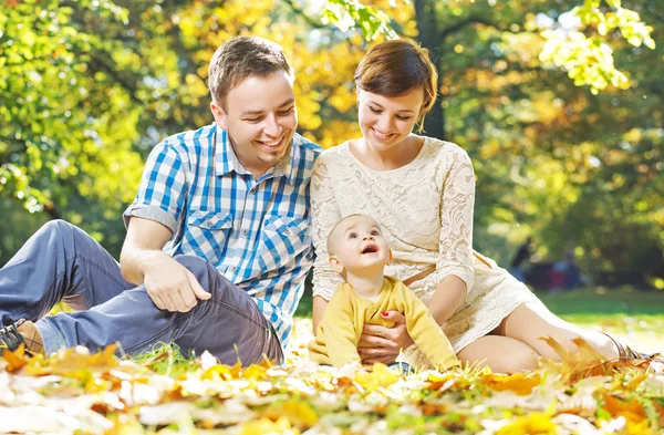 Blij dat ouders hun baby observeren — Stockfoto