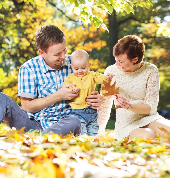 Jonge ouders spelen met baby — Stockfoto