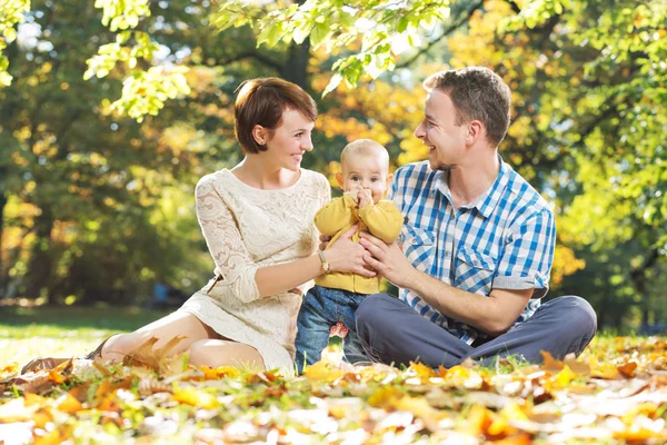 Portret van ouders met geliefde kind — Stockfoto