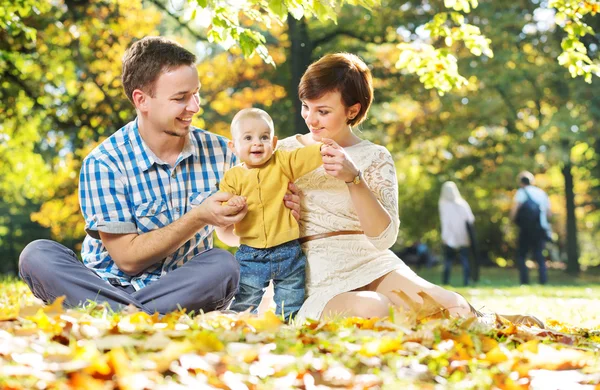 Şirin bebek ile mutlu aileler — Stok fotoğraf