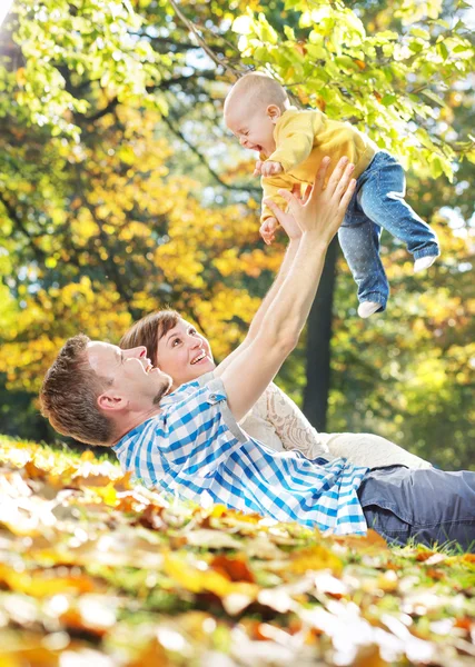 Cuidar dos pais brincando com o bebê — Fotografia de Stock