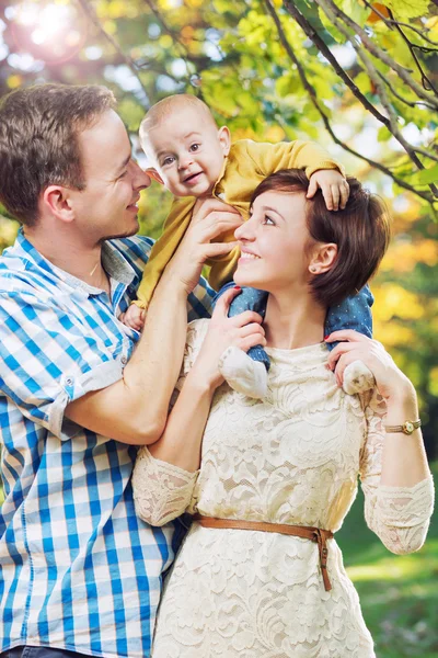 Família feliz no parque — Fotografia de Stock