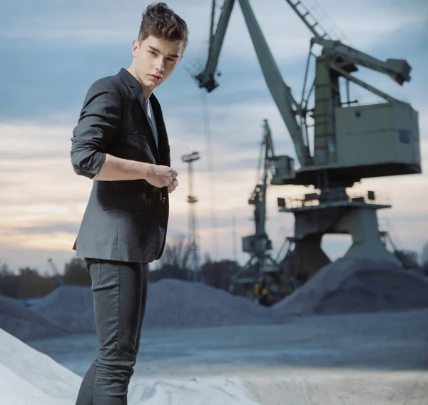 Schwerwiegender junger Mann im Industriegebiet — Stockfoto