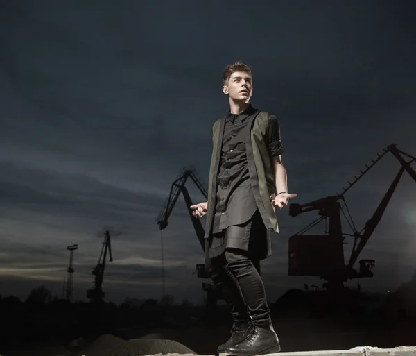 Joven chico guapo en el sitio de construcción — Foto de Stock