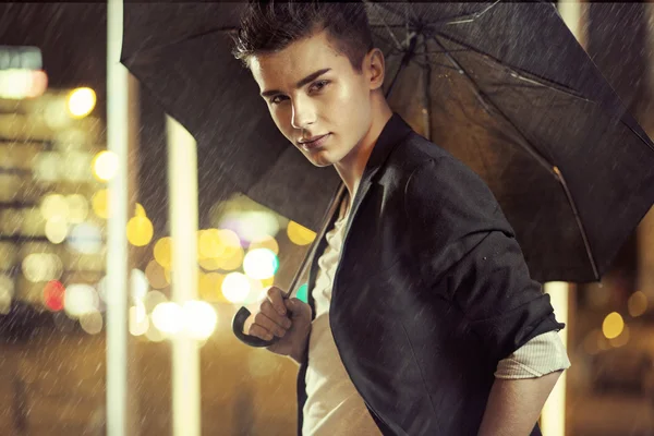 Encantador modelo jovem com guarda-chuva — Fotografia de Stock