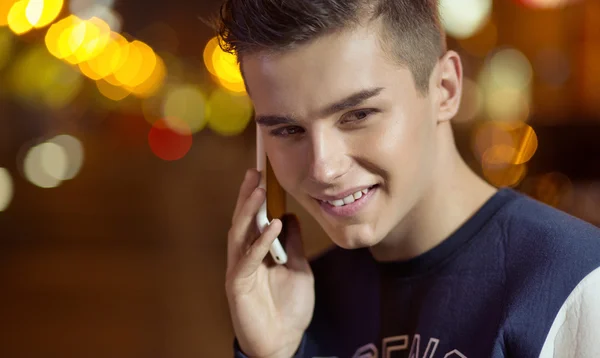 Jovem menino encantador falando ao telefone — Fotografia de Stock