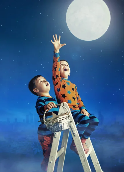 Due fratellini che catturano la luna — Foto Stock