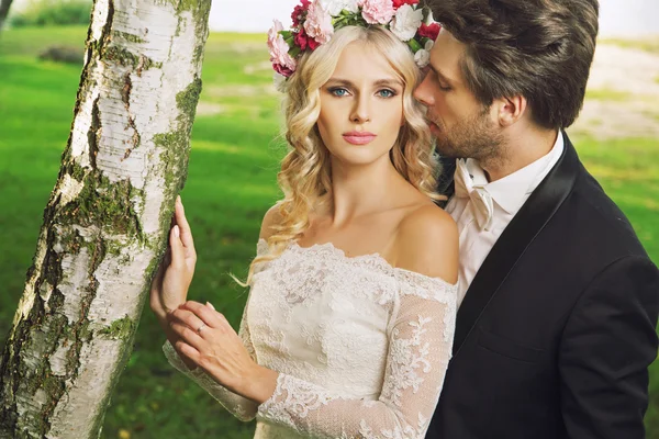 Verleidelijke bruid met haar man — Stockfoto