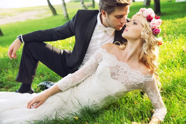 Retrato romántico de la pareja matrimonial — Foto de Stock