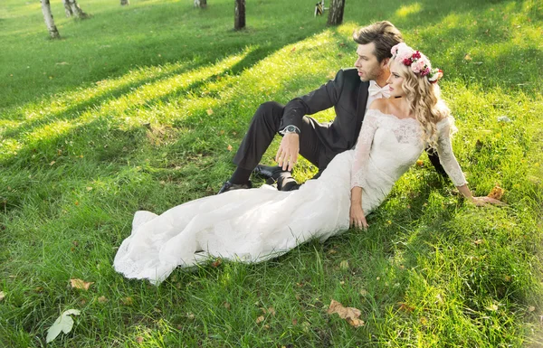 Foto de arte do casal de casamento descontraído — Fotografia de Stock