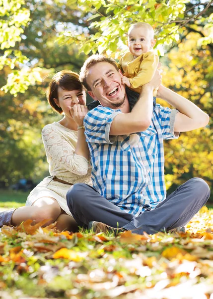 Laughing pais e seu bebê bonito Imagem De Stock