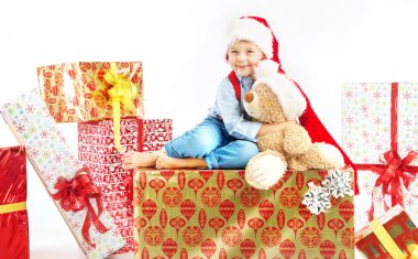 Sevimli küçük çocuk oyuncak ayısını sarılma