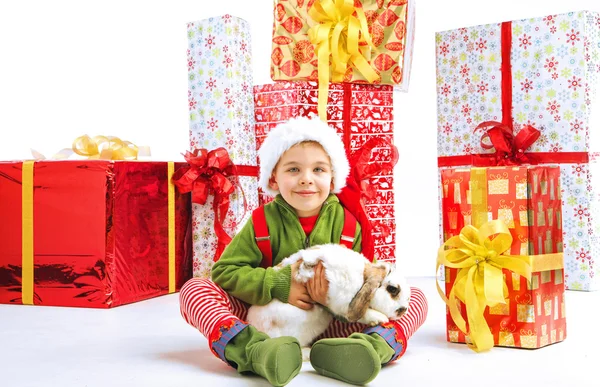 Schattige kleine elf houden een konijn — Stockfoto