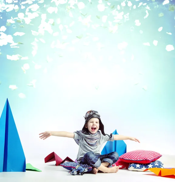 Śmiejąc się mały chłopiec gry samolot zabawka — Zdjęcie stockowe