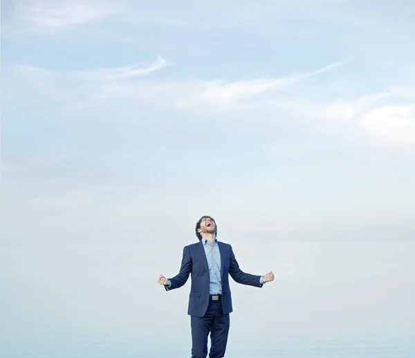 成功的男人在天空背景 — 图库照片