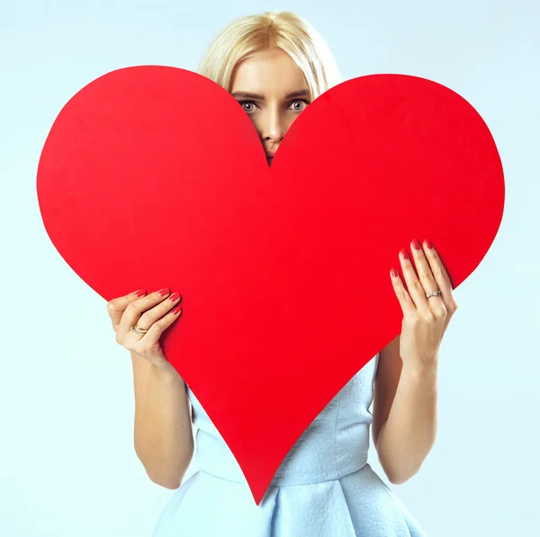 Portret van de vrouw met een rood hart — Stockfoto