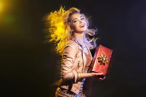 Mulher elegante com seu presente de aniversário — Fotografia de Stock