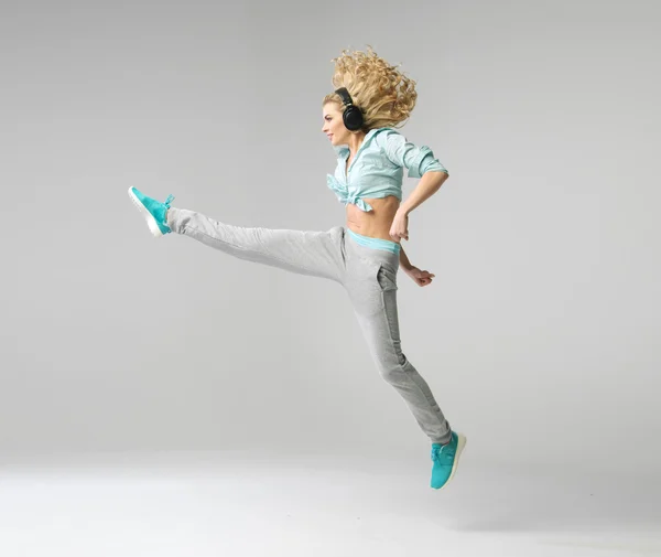 Imagen de una dama en forma escuchando música — Foto de Stock