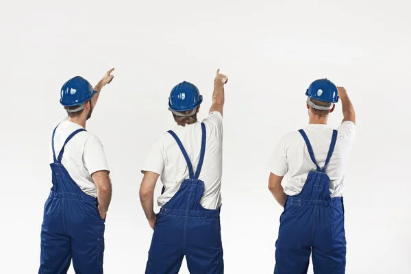 Tres constructores haciendo una renovación — Foto de Stock