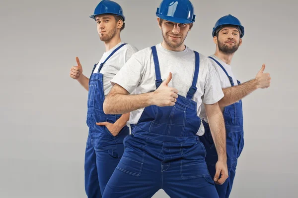 Três funcionários otimistas durante o trabalho — Fotografia de Stock