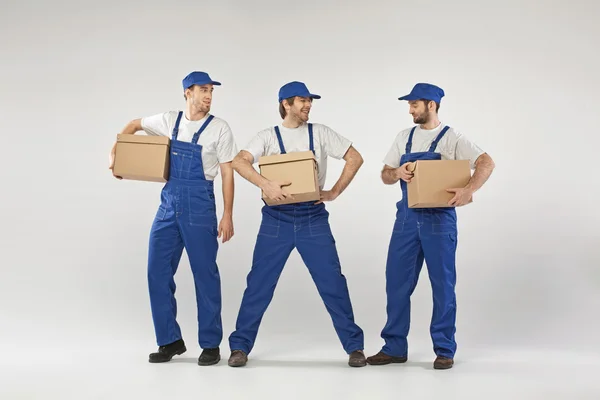 Três jovens vazios com as caixas — Fotografia de Stock