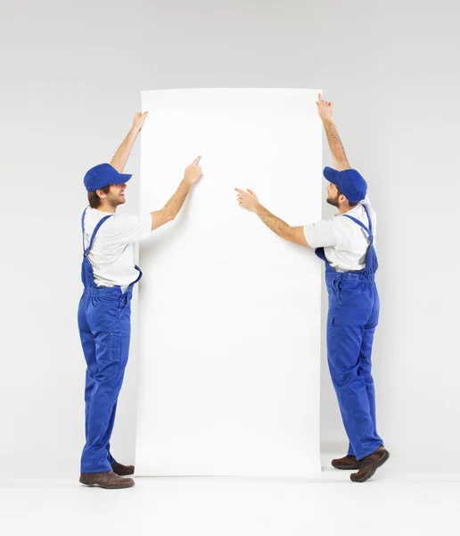 Zwei junge Ingenieure planen die Sanierung — Stockfoto