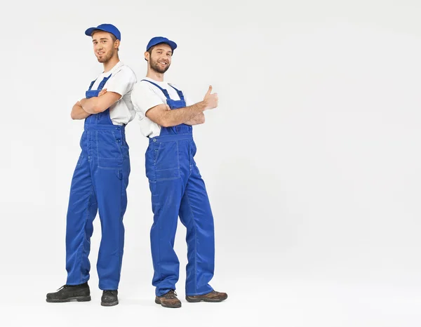 Twee knappe bouwers tijdens het werk — Stockfoto