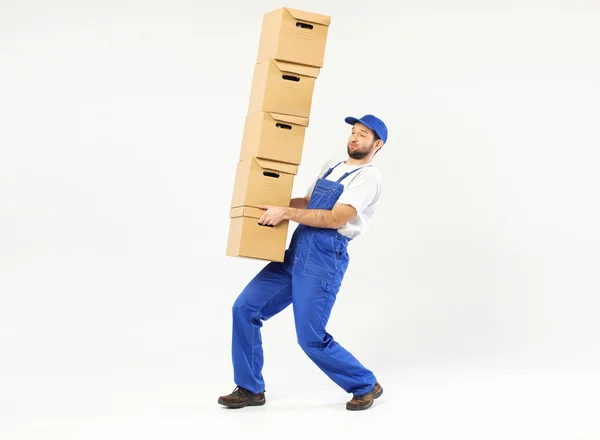 Giovane costruttore che trasporta alcune scatole Foto Stock