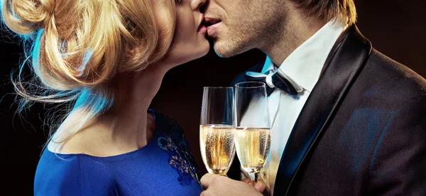 Coppia romantica baciare e bere champagne — Foto Stock