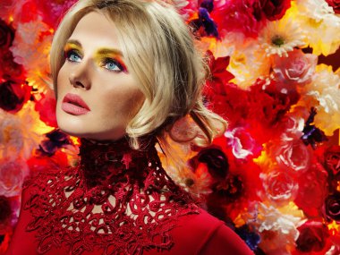 Genç sarışın sıradışı makyaj ile