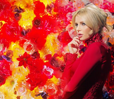 Gece elbisesi giymiş düşünceli sarışın kadın