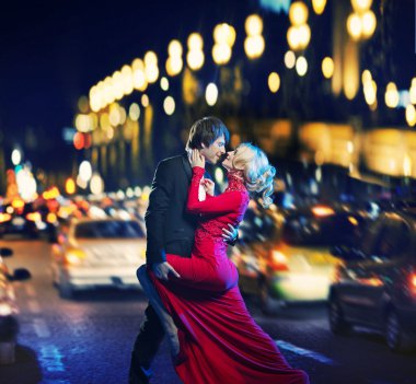 Şehir merkezinde dans Romantik Çift