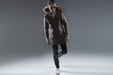 Trendy kıyafetler giymiş şık genç adam