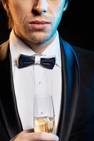 Hezký mladý muž pití šampaňského — Stock fotografie