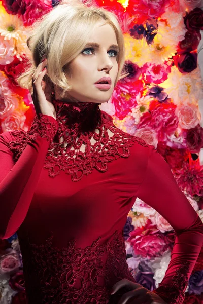 Retrato de una joven dama de flores —  Fotos de Stock