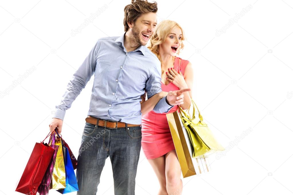 Woman shopping man shopping. Парень и девушка с покупками. Мужчина и женщина с покупками. Мужчина с покупками. Мужчина и женщина на шопинге.
