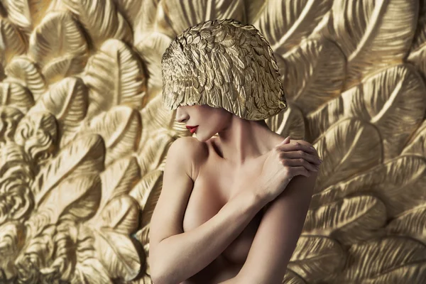 Conceptual portrait of a seductive lady wearing feather hat — Stock Photo, Image